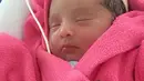 Bayi mungil yang diberi nama Andi Kylie Zhivanna Ali itu lahir Kamis 25 Januari 2018 pukul 12.55 WIB. Lahir dengan barat 2,4 kg dan panjang 44 cm. (Instagram/andisorayabeatrix)