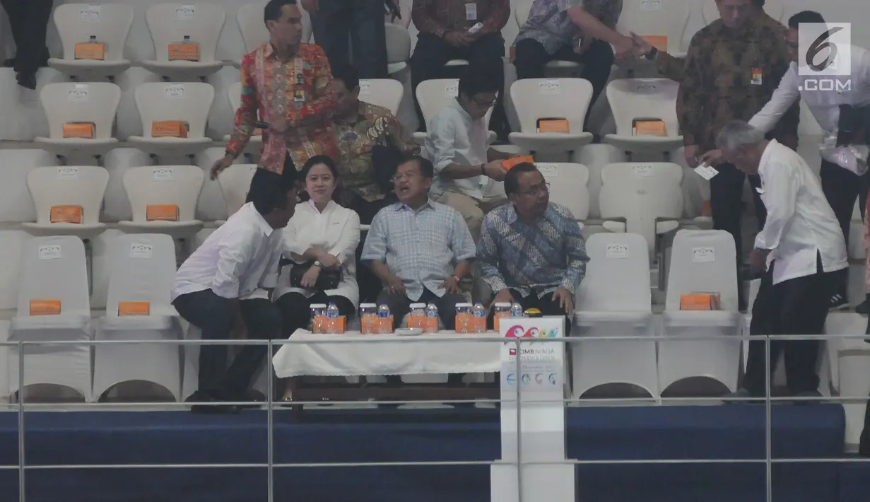 Wakil Presiden Jusuf Kallla (ketiga kiri depan) saat menghadiri pembukaan Indonesia Open Aquatic Championship 2017 di Stadion Aquatic GBK, Jakarta, Selasa (5/12). Ajang ini merupakan test event jelang Asian Games 2018. (Liputan6.com/Helmi Fithriansyah)