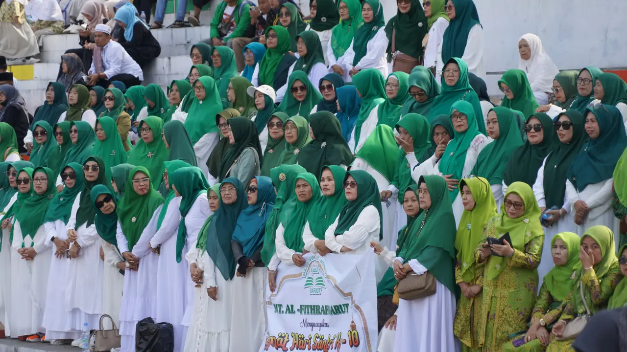Rébuan santri ngagimbung di Alun-alun Garut, Jawa Barat. Arinyana nu miang ti pasantrén masing-masing di sabudeureun Garut téh boga maksud pikeun babarengan miéling Hari Santri Nasional (HSN) 2024. (Liputan6.com/Jayadi Supriadin)