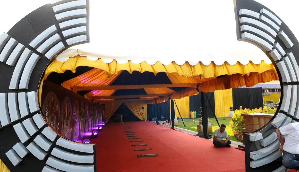 Red Carped telah terpasang rapi jelang acara SCTV Music Awards 2015, Jakarta, Rabu (6/5/2015). Sejumlah musisi dan aktris tanah air dipastikan akan memeriahkan acara tersebut.  ( Liputan6.com/Faisal R Syam)