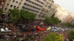 Suasana keramaian suporter Barcelona merayakan juara Liga Spanyol yang ke-24 diatas bus terbuka di sepanjang jalan Barcelona , Spanyol , 15 Mei 2016. Hat-trick Luis Suarez menjadi penentu gelar juara Barcelona. (REUTERS / Albert Gea)