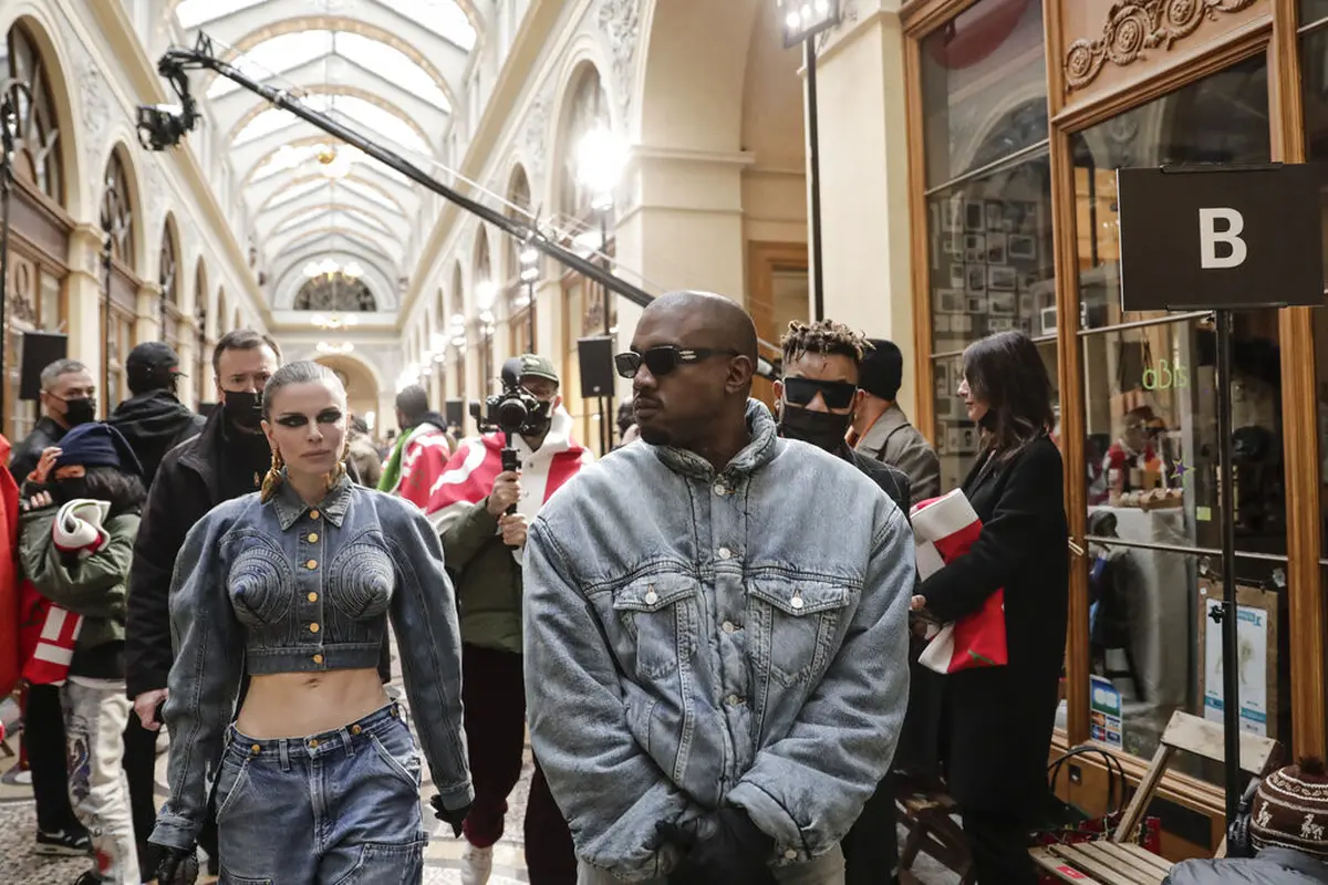 Kanye West alias Ye bersama Julia Fox dalam fashion show musim dingin 22/23 Kenzo. (AP Photo/Lewis Joly)