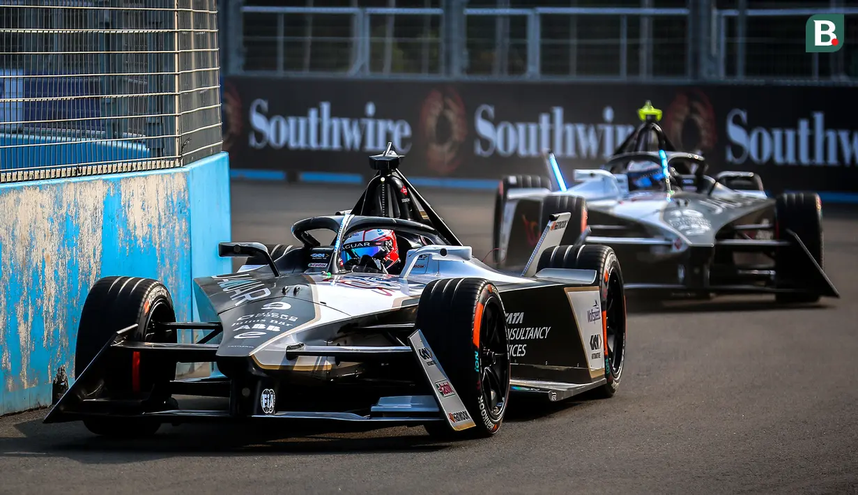 Pebalap Jaguar TCS Racing, Mitch Evans (kiri) dan Sam Bird memacu mobilnya saat sesi latihan bebas Jakarta E-Prix 2023 yang berlangsung di Jakarta Intenational E-Prix Circuit (JIEC), Ancol, Jakarta, Jumat (02/06/2023). (Bola.com/Bagaskara Lazuardi)