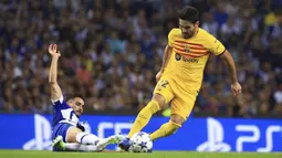 Pemain Barcelona, Ilkay Gundogan, berusaha melewati pemain FC Porto, Alan Varela, pada laga matchday 2 Liga Champions 2023/2024 di Estadio do Dragao, Kamis (5/10/2023). Ia sukses menjadi jenderal lapangan tengah Barca dengan pergerakan lincah dan akurasi umpan hingga 94 persen.  (AFP/Miguel Riopa)