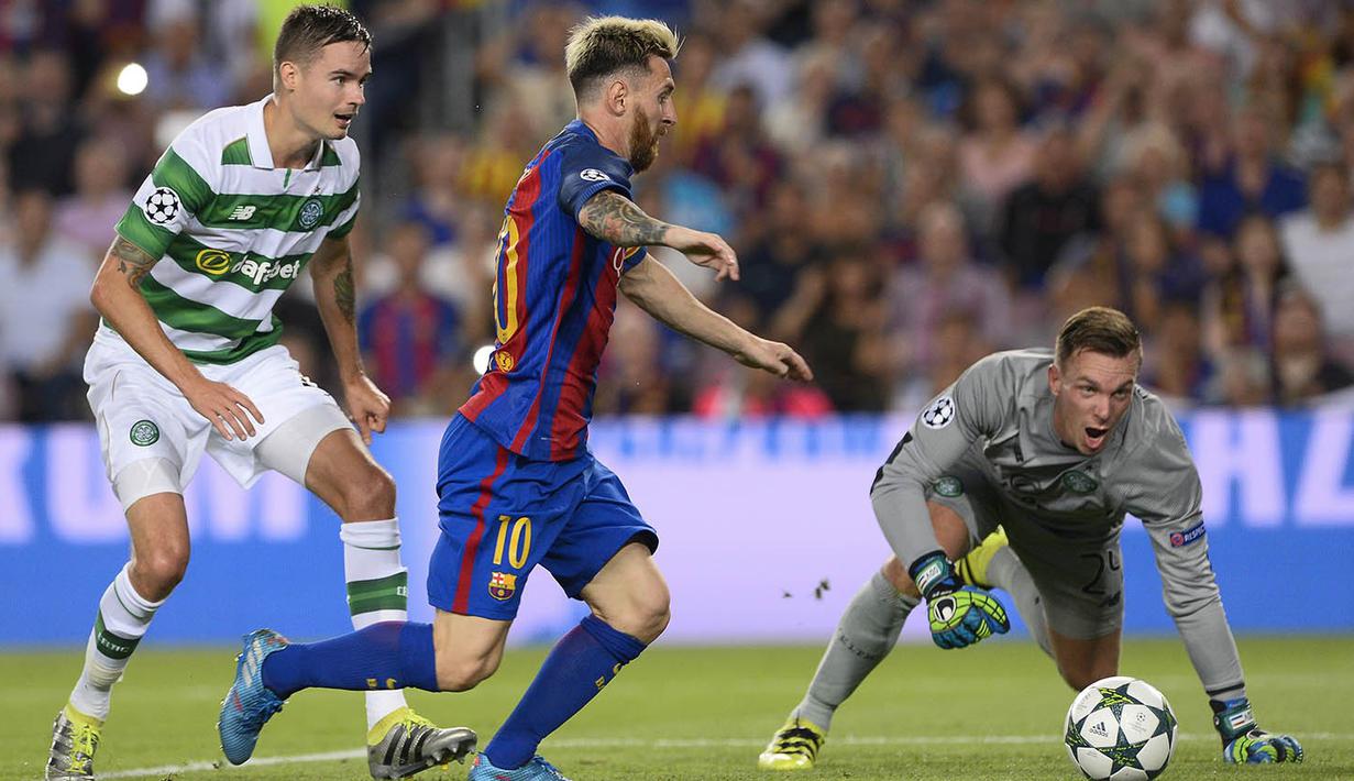 Bintang Barcelona, Lionel Messi, berusaha mengecoh kiper Celtic, Dorus de Vries. Pemain asal Argentina ini berhasil mencetak hat-trick ke gawang Celtic. (AFP/Josep Lago)