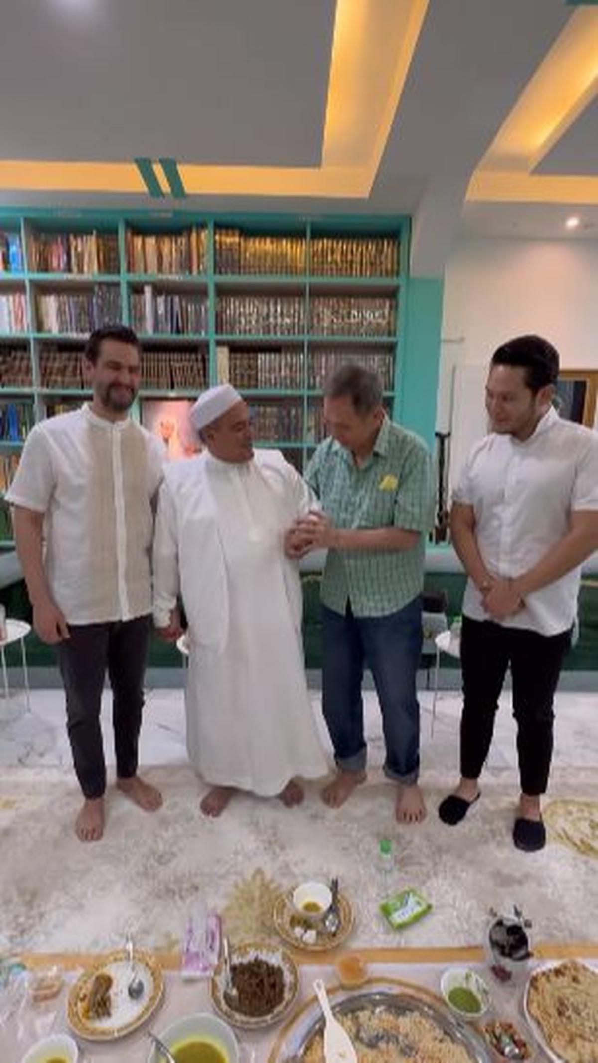 "Pak Jusuf Hamka ini luar biasa, membangun masjid dimana-mana, beramal baik di banyak tempat, dan hubungannya dengan berbagai pihak juga sangat baik," tuturnya.