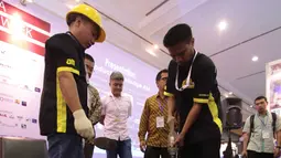 Karyawan AM mempratekkan penggunaan AM 77 dan 78 saat pameran di JCC Senayan Jakarta, Jumat (18/3/2016). AM 77 dan 78 berfungsi untuk meningkatkan initial time sehingga beton tidak cepat beku dan meningkatkan kuat tekan beton (Liputan6.com/Angga Yuniar)