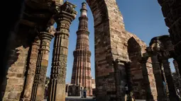 Wisatawan mengunjungi situs warisan dunia UNESCO Qutub Minar di New Delhi, India, Kamis (13/2/2020). Qutub Minar dibangun pada tahun 1192 M oleh Qutbuddin Aibak, pendiri Kesultanan Delhi. (Xinhua/Javed Dar)