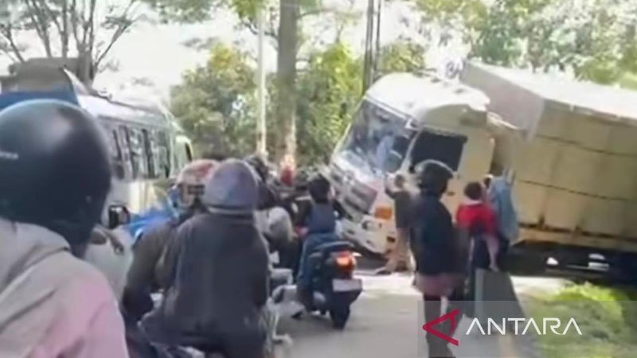 Jalur Selatan Cianjur Normal Kembali Pasca-Evakuasi Truk Terperosok