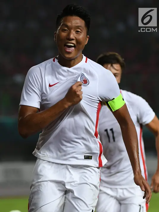Bek Hong Kong, Hok Ming berselebrasi usai mencetak gol ke gawang Indonesia pada pertandingan terakhir Grup A sepak bola Asian Games 2018 di Stadion Patriot Candrabhaga, Senin (20/8). Indonesia menang 3-1. (Kapanlagi.com/Agus Apriyanto)