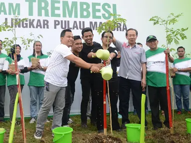 Band Wali bersama Vice President Djarum Foundation FX Supanji beserta Bupati Sumenep, Busysro Karim berfoto bersama seusai simbolis penanaman trembesi 296 km lingkar Pulau Madura, Jawa Timur, Rabu (23/11). (Liputan6.com/Herman Zakharia)