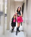 Sharena dalam foto terbarunya tampil serasi dengan sang putri. Sharena mengenakan tank top hitam, dipadu mini skirt fuchsia, kaus kaki panjang, dan sneakers hitam. Sedangkan putrinya pun mengenakan outfit serupa; atasan berwarna fuchsia, rok tutu hitam, kaus kaki panjang, dan sneakers hitam-putih, ditambah sport jacket berwarna hitam. Foto: Instagram.