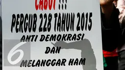 Pengunjuk rasa membawa poster saat melakukan aksi menolak Pergub 228 tahun 2015, Jakarta, Senin (9/11/2015). Pergub No. 228 tahun 2015 mengatur pelaksanaan penyampaian pendapat di muka umum yang disahkan pada 28 Oktober 2015. (Liputan6.com/Yoppy Renato)