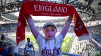 Seorang suporter cilik timnas Inggris berpose sebelum menyaksikan pertandingan Grup G Piala Dunia 2018 melawan Tunisia di Volgograd Arena, Volgograd, 18 Juni 2018. (AFP PHOTO / NICOLAS ASFOURI)