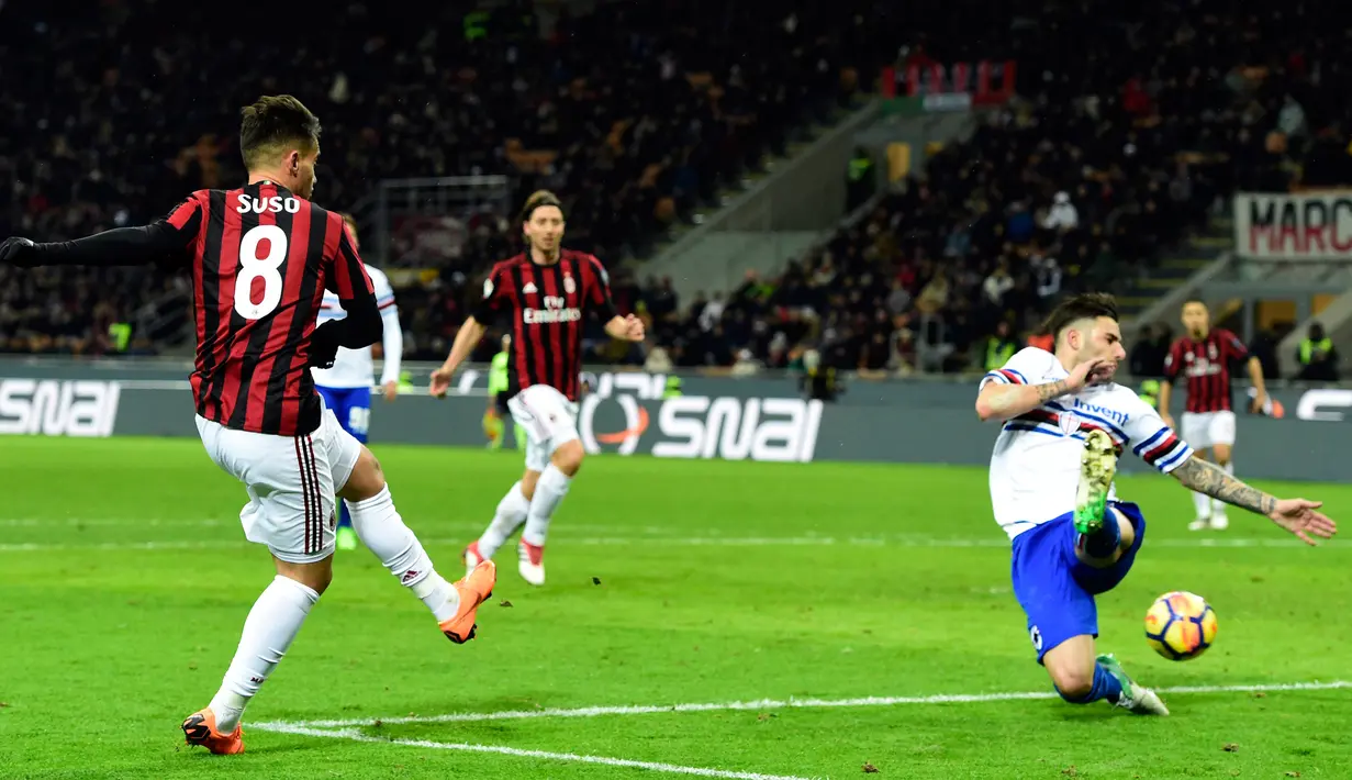 Pemain AC Milan, Suso (kiri) melakukan tendangan saat menjamu Sampdoria dalam lanjutan pertandingan Serie A di San Siro, Minggu (18/2). AC Milan menundukkan tamunya Sampdoria dengan skor tipis 1-0. (MIGUEL MEDINA / AFP)