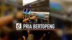 Sekelompok pria bertopeng menyerang pendemo saat berada di Stasiun MRT Yuen Long Hong, Hong Kong. Dalam aksinya, pelaku menggunakan payung dan kayu.