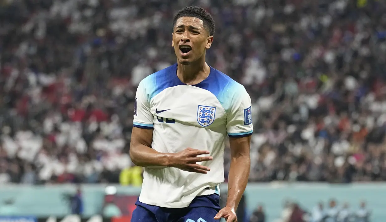 Di awal babak kedua, Inggris langsung mengambil inisiatif menyerang. Hasilnya, Jude Bellingham nyaris mencetak gol setelah sepakan volinya masih mampu ditepis Hugo Lloris. (AP/Abbie Parr)