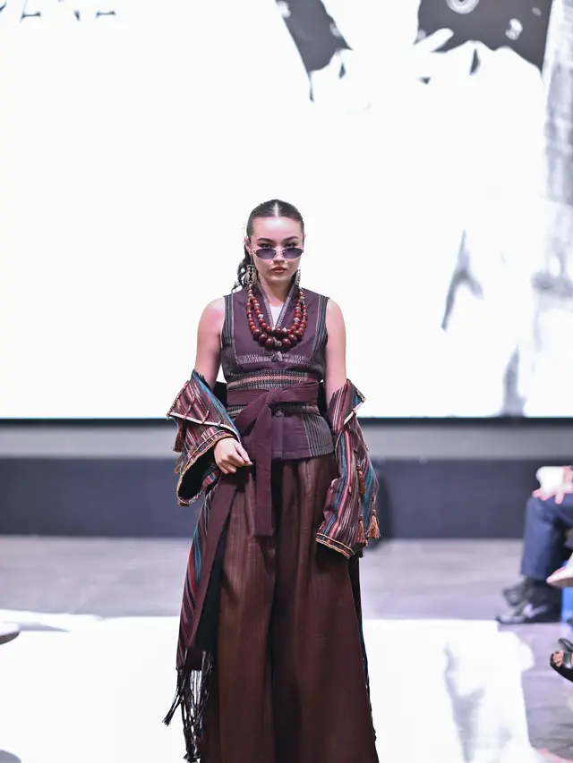Pesona Ulos yang Terus Berevolusi di Panggung Mode Modern