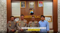 Kapolresta Cilacap Kombes Pol Fannky Ani Sugiharto (dua kanan) saat memberikan penjelasan kasus bullying siswa SMP di Cimanggu Cilacap. (Istimewa)