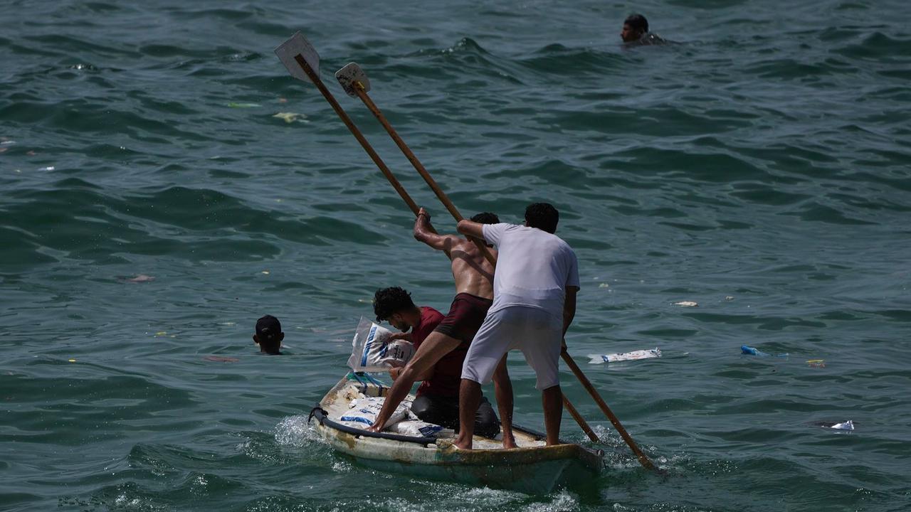 FOTO: Di Tengah Krisis, Warga Gaza Berebut Bantuan yang Tercebur ke Laut Mediterania