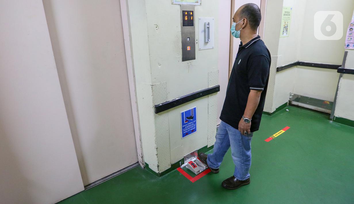 Pengunjung menginjak tombol lift menggunakan kaki di kawasan pusat perbelanjaan ITC BSD Serpong, Tangerang Selatan, Selasa (16/6/2020). Menuju new normal, kawasan tersebut tetap menerapkan protokol kesehatan guna mencegah penyebaran Virus Covid-19. (Liputan6.com/Fery Pradolo)