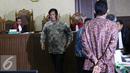 Tujuh terdakwa meninggalkan persidangan beragendakan Dakwaan di pengadilan Tipikor, Jakarta,  Rabu (26/10). Tujuh anggota DPRD Sumut ini merupakan tersangka penerima suap dari mantan Gubernur Sumut, Gatot Pujo Nugroho. (Liputan6.com/Helmi Affandi)