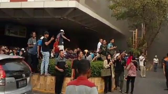 Kebakaran melanda Blok M Square, Jakarta Selatan, Senin sore (18/12/2023).