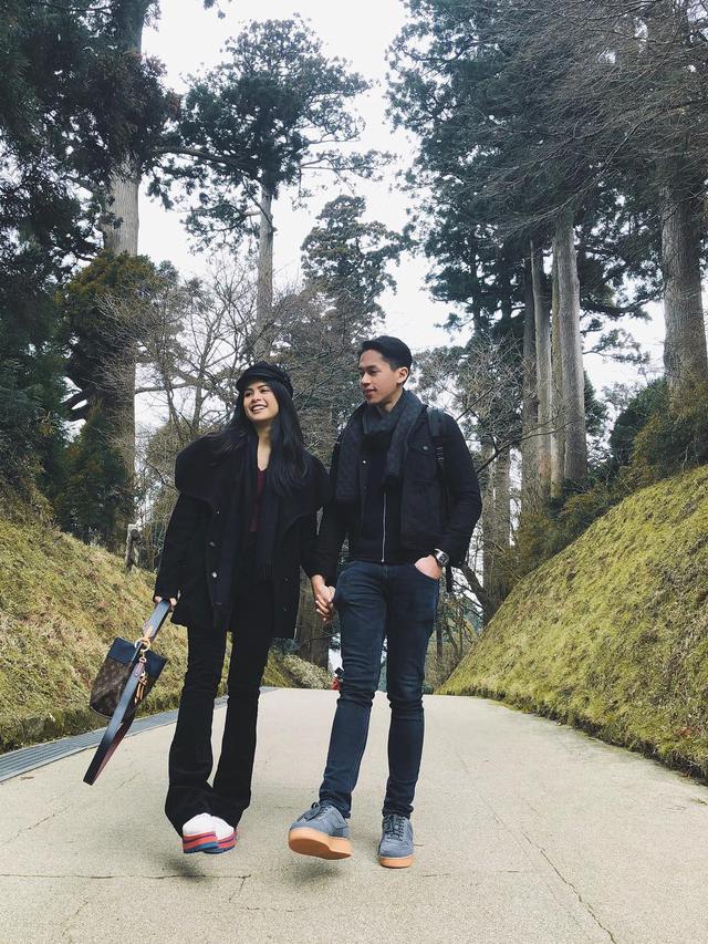 Liburan Bersama Di Jepang Maudy Ayunda Dan Kekasih Kompak Berbusana Serba Hitam Lifestyle Liputan6 Com