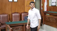 Aktor Fachri Albar berjalan keluar ruangan usai menjalani sidang di Pengadilan Negeri Jakarta Selatan, Selasa (5/6). Usai pembacaan tuntutan, Fachri Albar akan mengajukan pledoi pada Kamis 7 Juni 2018. (Liputan6.com/Faizal Fanani)