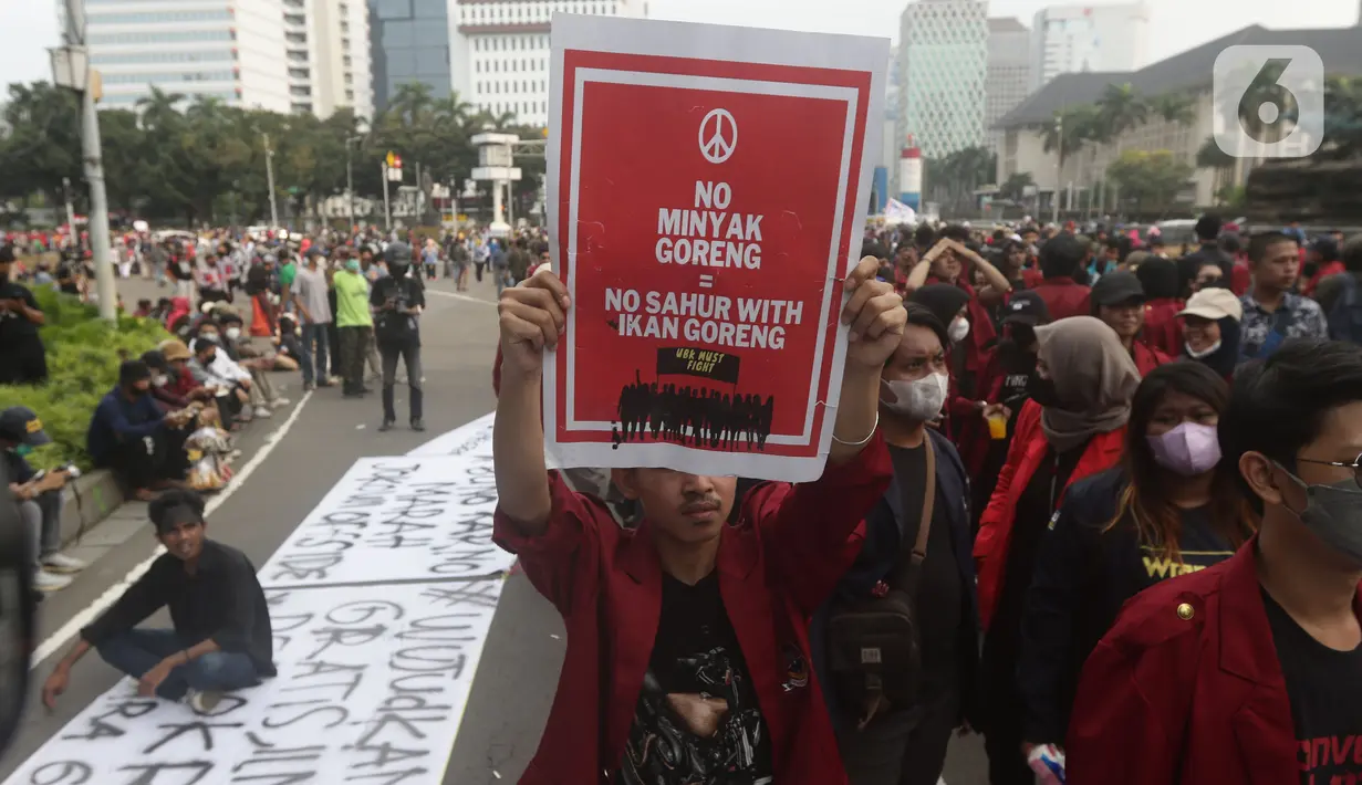 Ratusan Mahasiswa dari berbagai universitas melakukan aksi unjuk rasa di kawasan Patung Kuda, Jakarta, Senin (4/11/2022). Massa menyuarakan tuntutan menolak perpanjangan masa jabatan presiden dan penundaan pemilu. (Liputan6.com/Helmi Fithriansyah)