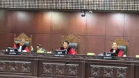Mahkamah Konstitusi (MK) memutuskan mengabulkan penarikan kembali atau pencabutan gugatan uji materil Pasal 169 huruf q Undang-Undang Nomor 7 Tahun 2017 tentang Pemilu. (Nanda Perdana Putra/Liputan6.com).