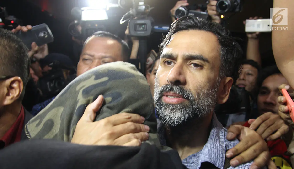 Jeremy Thomas mendampingi putranya Axel Matthew Thomas saat berada di rumah sakit Pondok Indah, Jakarta, Selasa (18/07). Axel dibawa oleh petugas untuk menjalani pemeriksaan. (Liputan6.com/Herman Zakharia)