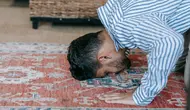 Pria muslim sedang sujud (Pexels)