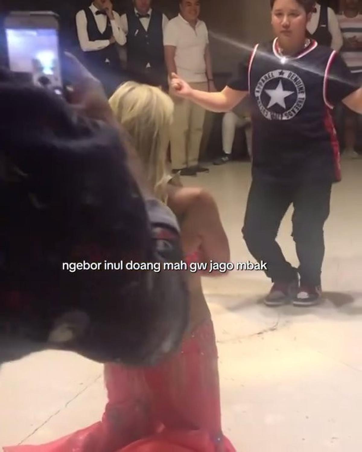 7 Potret Rangga SMASH Battle Belly Dance di Turki, Gak Kalah Jago - Sang Penari Malah Terlihat Insecure