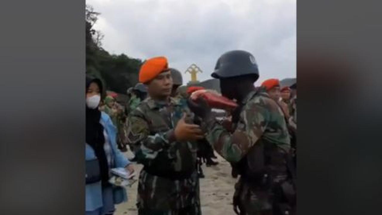 Usai kedatangan dua prajurit Kopasgat, sang putra lantas terlihat mengeluarkan baret merah miliknya. Hal itu bertujuan agar sang ayah memasangkan baret kebanggaannya tersebut. <br>