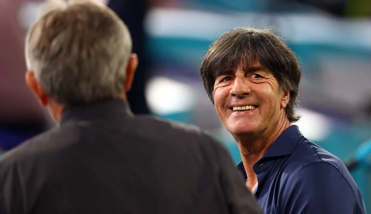 Joachim Loew pernah mengantarkan Jerman meraih Piala Dunia pada 2014 dan  Piala Konfederasi 2017. Namun, ia memutuskan mundur pada 2020 lalu setelah 17 tahun menukangi Der Panzer. Sejak saat itu, Loew belum menukangi klub manapun. Pria 62 tahun itu juga memiliki pengalaman melatih di level klub. Ia pernah menukangi sejumlah klub seperti Stuttgart, Fenerbahce, Tirol Innsbruck dan Austria Wien. (AFP/Pool/Kai Pfaffenbach)