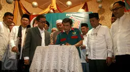 Ketua Umum Partai Idaman (Islam Damai Aman) Rhoma Irama (tengah) saat penandatanganan akta pendirian Partai Idaman yang disaksikan oleh notaris di Jakarta, Sabtu (11/7/2015). (Liputan6.com/Yoppy Renato)