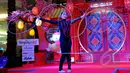 Kelompok seni akrobat asal China bermain hollahop dalam pertunjukan "The Dazzling Duo Chinese Acrobatic Show" di Tangerang City Mall, Tangerang, Jumat (20/2/2015). Pertunjukan akrobat dalam rangka memperingati Imlek 2566. (Liputan6.com/Faisal R Syam) 