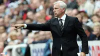 Manajer Newcastle United, Alan Pardew terlihat memberikan arahan kepadan anak asuhnya pada pertandingan Liga Inggris antara Newcastle United melawan West Ham United di Stadion St. James' Park , Newcastle Sabtu 24 Agustus 2013. (AFP/Ian Macnicol)