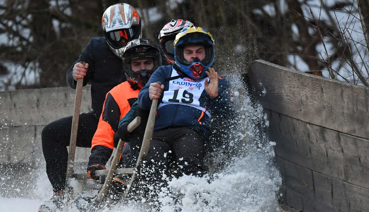 Peserta menabrak pembatas arena saat mengikuti lomba kereta luncur tanduk tradisional di Desa Bavaria, Garmisch-Partenkirchen, Jerman (6/1). Di masa lalu petani gunung menggunakan kereta luncur untuk transportasi barang. (AFP Photo/Christof Stache)