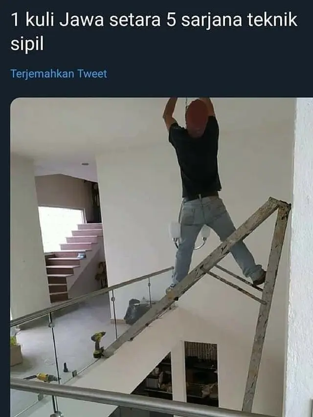 6 Aksi Kuli Bangunan Naik Tangga Perbaiki Atap Rumah Ini Totalitas