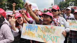 Momen saat massa pro Basuki Tjahaja Purnama atau Ahok yang tergabung dalam Komunitas Bangsa Bersatu ketika melakukan aksi di depan PN Jakarta Utara, Senin (26/2). Mereka meminta Ahok dibebaskan (Liputan6.com/Arya Manggala)