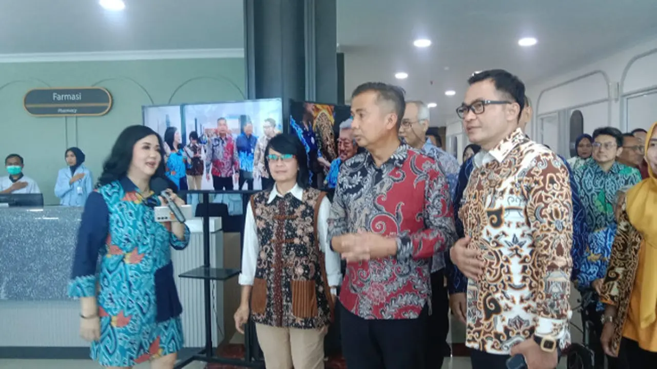 PJ Gubernur Jawa Barat Bey Machmuddin saat meresmikan SMH Cirebon