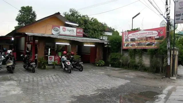 Ubaidillah, sang pemilik warung berharap mendapat berkah Ramadan dari doa orang yang berpuasa.