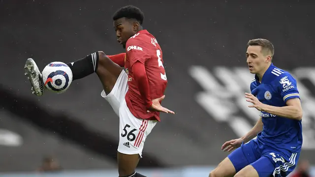 FOTO: Tumbang 1-2 dari Leicester City, Manchester United Relakan Tetangga Berpesta - Anthony Elanga; Timothy Castagne