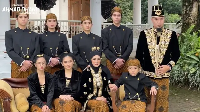6 Pemotretan Keluarga Ahmad Dhani dan Mulan Jameela Pakai Adat Jawa, Bak Bangsawan