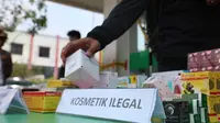 Badan Pengawas Obat dan Makanan (BPOM) bersama Bareskrim POLRI dan Polsek Teluk Naga menggerebek tiga toko kosmetik, 1 toko obat dan 1 rumah tinggal di Kecamatan Kosambi Tangerang, Banten. (Foto: Humas BPOM)