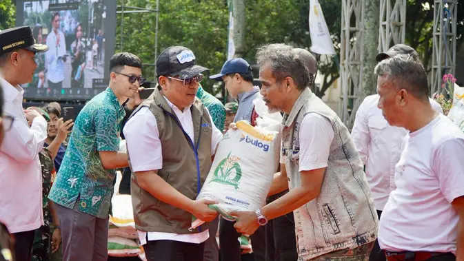 BULOG in TNI združila moči za distribucijo pomoči v hrani in rižu po vsej Indoneziji