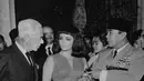 Ir. Soekarno terlihat sedang berbincang dengan Elizabeth Taylor, aktris asal Inggris. (via duniadalamsejarah.blogspot.co.id)