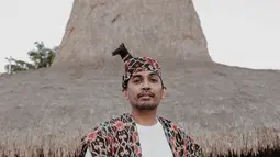 Di postingan ini, Glenn Fredly tampak maskulin dengan pakaian pria adat Sumba. (Liputan6.com/IG/@mutia_ayuu)